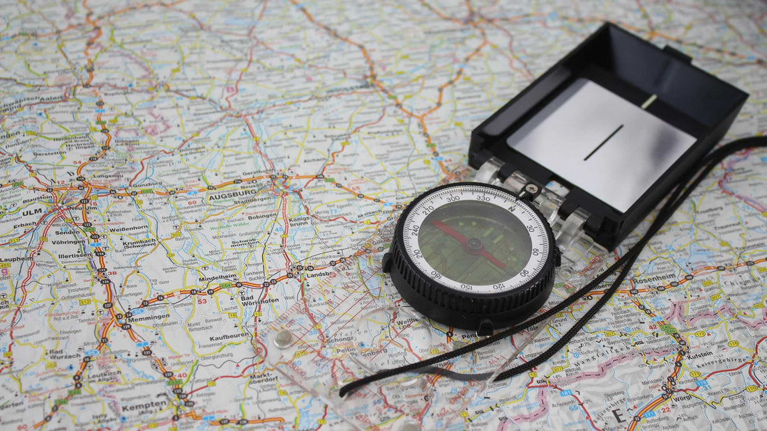 GPS-koordináták meghatározása és tájékozódás iPhone-on: klasszikus iránytű egy térképen az iSTYLE útmutatójához.