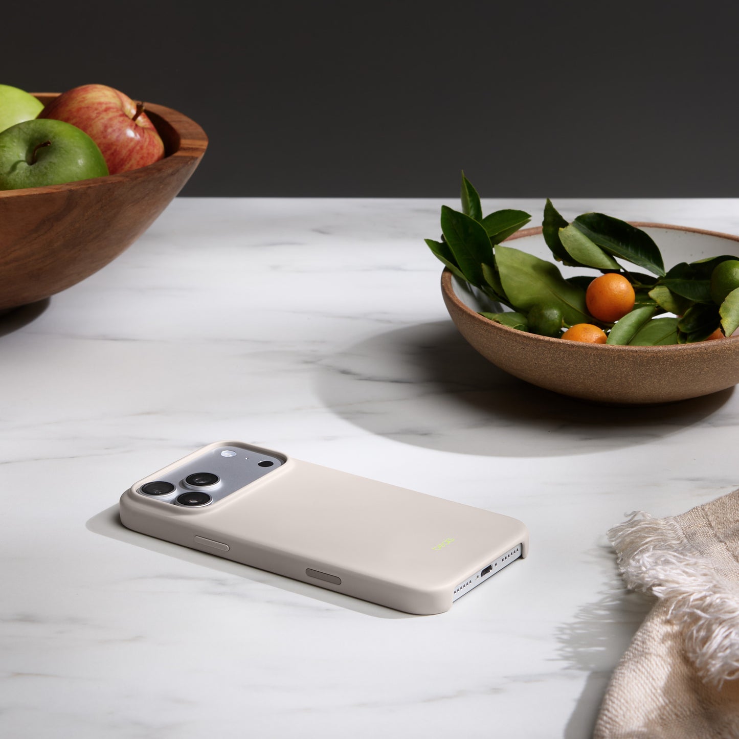 MagSafe-rögzítésű, Kameravezérlő-kompatibilis Beats iPhone 17 Pro Max-tok – mészkőszürke