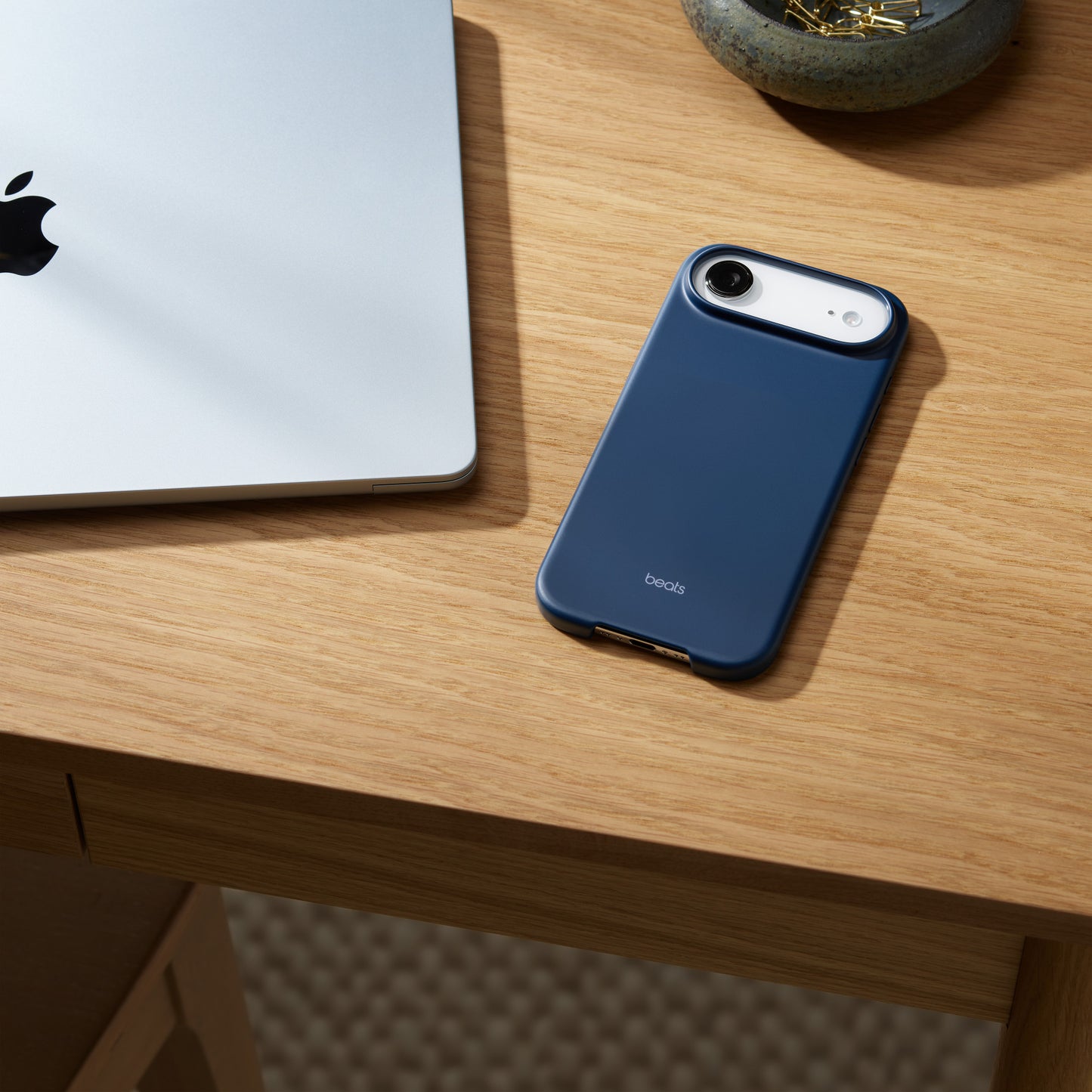 MagSafe-rögzítésű, Kameravezérlő-kompatibilis Beats iPhone Air-tok – hegycsúcskék